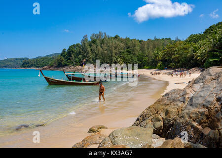 16 février 2016 Phuket Thailande Layan vacanciers s'amuser près de la bateaux amarrés à Banana Beach Banque D'Images