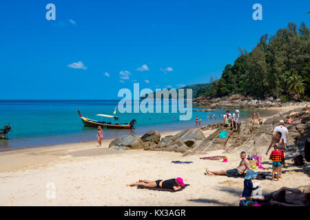 16 février 2016 Phuket Thailande Layan vacanciers s'amuser près de la bateaux amarrés à Banana Beach Banque D'Images