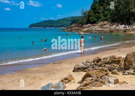 16 février 2016 Phuket Thailande Layan vacanciers s'amuser près de la bateaux amarrés à Banana Beach Banque D'Images