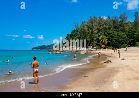 16 février 2016 Phuket Thailande Layan vacanciers s'amuser près de la bateaux amarrés à Banana Beach Banque D'Images