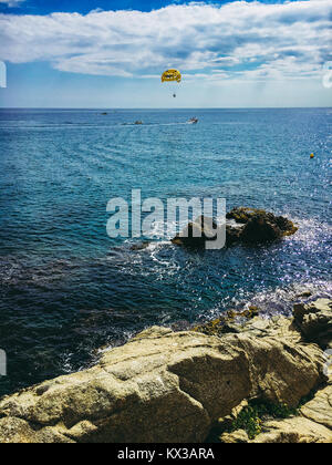 L'attraction en parachute sur la mer Méditerranée en Catalogne Espagne sur la côte de la Costa Brava, dans la ville de Lloret de mar Banque D'Images