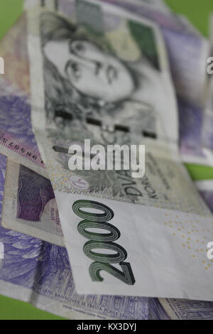 Il s'agit d'un billet tchèque de deux mille couronnes, comportant des éléments de sécurité, des marques de valeur nominale et des symboles nationaux utilisés dans la circulation des devises en République tchèque. Banque D'Images