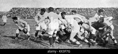 Défaite des Californiens face à la France au stade de Colombes, le 10 octobre 1920 (une Struxiano le ballon) Banque D'Images