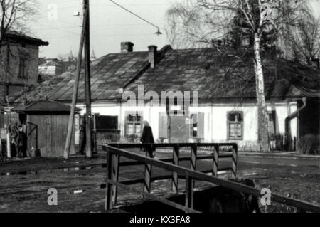 Cette photographie des années 1960-70 montre la maison de la famille Beksiński sur la rue Jagiellońska à Sanok, en Pologne, donnant un aperçu de la vie domestique de la famille pendant cette période. Banque D'Images