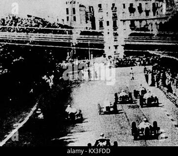 Départ du Grand Prix de Penya-Rhin 1936 (victoire de Tazio Nuvolari sur Alfa Romeo 12C-36) Banque D'Images