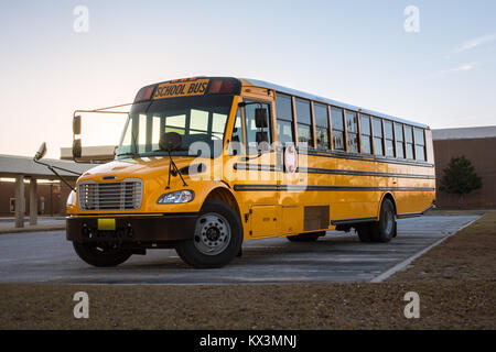 Noir Jaune sur le terrain de l'école en autobus scolaire véhicule de transport Banque D'Images