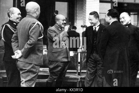 Cette photographie historique capture Wang Jingwei, un dirigeant politique chinois, rencontrant Hideki Tojo, le premier ministre japonais, pendant la seconde Guerre mondiale. Leur rencontre fait partie des relations diplomatiques plus larges entre la Chine et le Japon pendant cette période. Banque D'Images