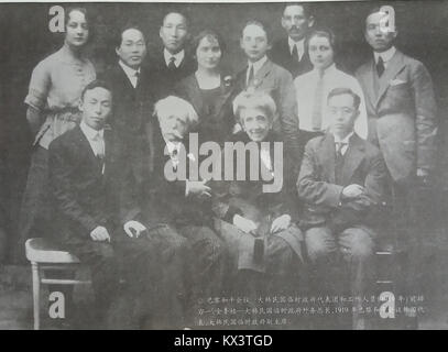 Kim Kyu-sik avec des représentants à la Conférence de paix de Paris en 1919, soulignant son rôle dans les efforts diplomatiques coréens et les relations internationales après la première Guerre mondiale Banque D'Images