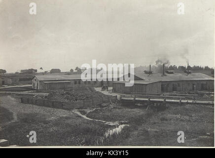 Cette image représente une buanderie à vapeur, connue sous le nom de Dampfwäscherei, couramment utilisée en Europe à la fin du XIXe siècle et au début du XXe siècle. Il représente les premières méthodes de blanchisserie industrielle. Banque D'Images