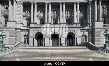Vue extérieure de la façade ouest et de l'approche du Thomas Jefferson Building, qui fait partie de la Bibliothèque du Congrès à Washington, D.C. L'image met en valeur la conception architecturale des Beaux-Arts et les détails grandioses de l'entrée. Banque D'Images