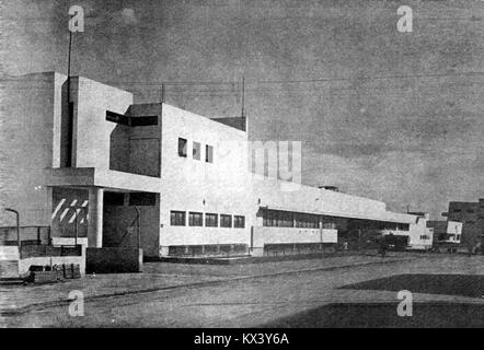 Une photographie de DanGarage à tel Aviv, Israël, de 1935, montrant l'architecture urbaine et l'activité commerciale de l'époque. Banque D'Images