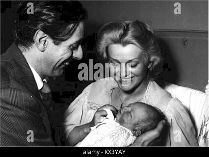 Cette image montre Dario Fo, dramaturge italien et prix Nobel, son épouse Franca rame, actrice et dramaturge, et leur fils Jacopo Fo, écrivain et acteur. La famille est connue pour son travail collaboratif dans le théâtre, créant des spectacles politiquement chargés qui remettent en question les normes sociétales. Banque D'Images