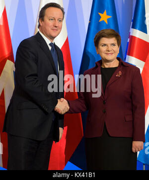 Photographie montrant le premier ministre britannique David Cameron et la première ministre polonaise Beata Szydło lors d’une réunion à Varsovie le 10 décembre 2015, mettant en lumière l’engagement diplomatique et les relations internationales. Banque D'Images