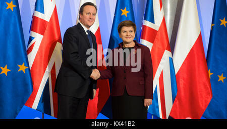 Cette photographie montre le premier ministre britannique David Cameron et la première ministre polonaise Beata Szydło à Varsovie le 10 décembre 2015, documentant une réunion diplomatique. Banque D'Images