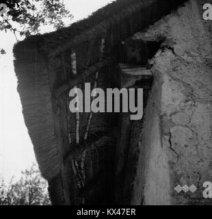 Photographie du toit d'une maison à Glogovica, prise en 1950, montrant la conception architecturale traditionnelle, la construction en bois et les matériaux de construction régionaux. Banque D'Images