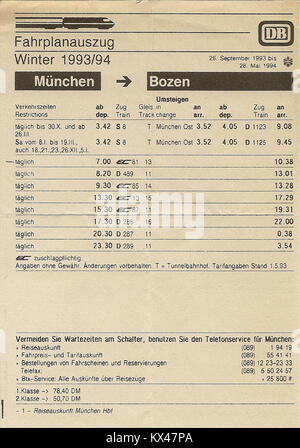 Cet extrait des horaires de la Deutsche Bundesbahn montre les horaires et les itinéraires des trains entre Munich, Allemagne, et Bolzano, Italie, pour 1993-1994, détaillant les heures de départ et d'arrivée. Banque D'Images
