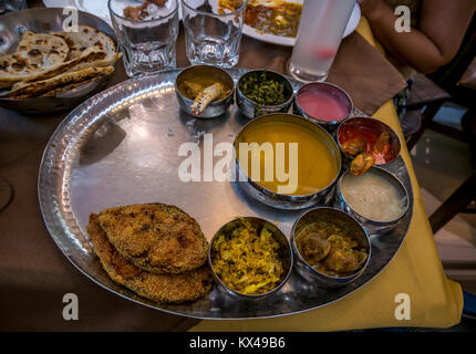 La nourriture traditionnelle indienne - thali. Repas avec de nombreux ingrédients : pâtes, riz, poissons, crabes, crevettes, huîtres et doux Banque D'Images