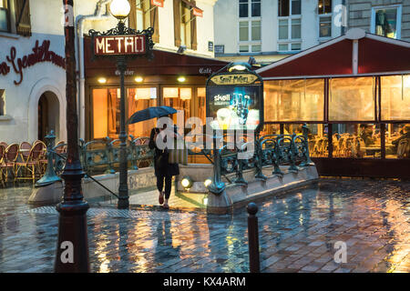 France, Paris, la station de métro Saint Michel Banque D'Images