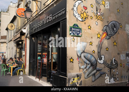 Travaux d'art sur le chemin d'un café, Butte aux Cailles, Paris, France Banque D'Images