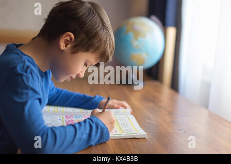 Peu de problèmes mathématiques smart schoolboy exemples dans un livre d'exercices, de devoirs Banque D'Images