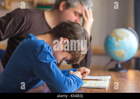 Triste père fatigué à propos de fils sur l'échec, le stress des devoirs de mathématiques Banque D'Images