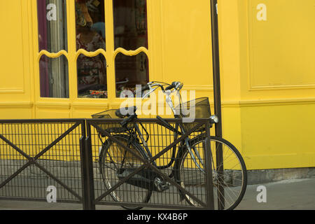 France, Paris (75), location verrouillé sur un rail à l'extérieur le vent d'un bâtiment jaune Banque D'Images