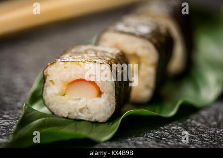 Rouleaux de sushi hosomaki japonais traditionnel en pierre sur 24 Banque D'Images