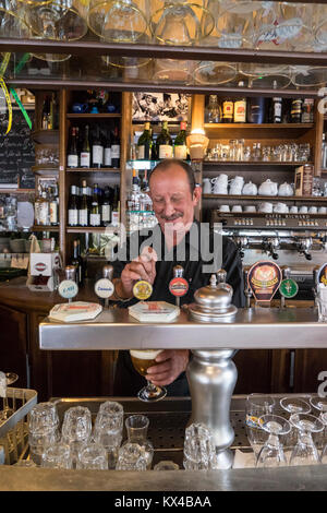 France, Paris, barman dimensions une bière dans une brasserie Banque D'Images