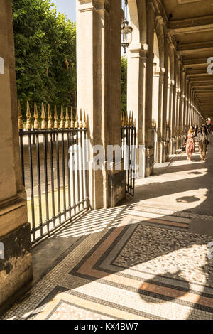 France, Paris, Arcade en cour d'Honneur du Palais Royal Banque D'Images