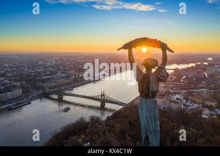 Budapest, Hongrie - Vue Aérienne Vue panoramique au lever du soleil sur la Statue de la liberté avec pont de la liberté et de bateaux sur Danube pris de Gellert Banque D'Images