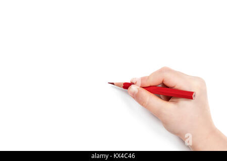 La main tenant un crayon rouge et se préparer à tirer, isolé sur fond blanc Banque D'Images