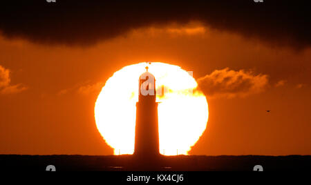 Aube sur Seaham phare près de Durham. Banque D'Images