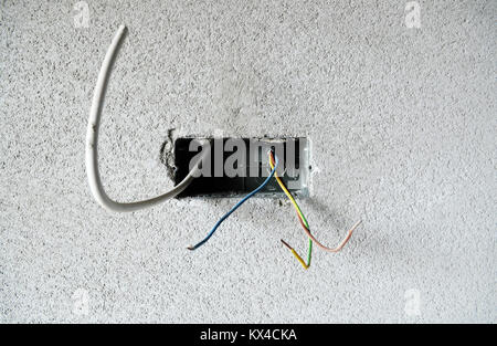 Les fils électriques dans le mur Banque D'Images