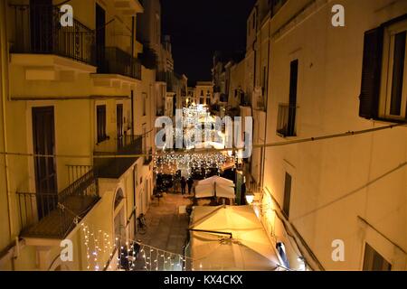 Décorations d'éclairage d'une rue à l'intérieur de la vieille ville de Bari, Pouilles - Italie Banque D'Images