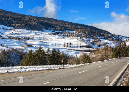 Route de montagne dans les alpes suisses à jour d'hiver ensoleillé . Vallée de l'Engadine , Grisons, Suisse Banque D'Images