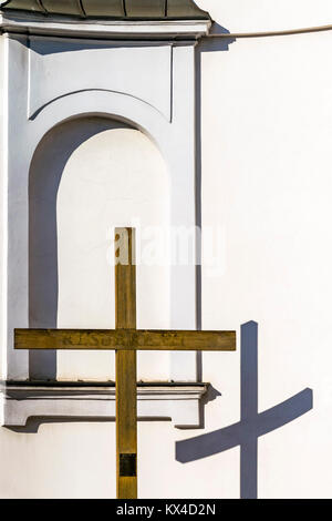 Croix de bois et mur de l'église chrétienne, à thème religieux. Reflet des croix sur mur de l'église catholique sur les jours ensoleillés. Banque D'Images