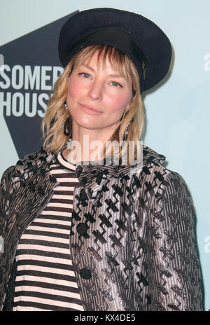 Nov 14, 2017 - Sienna Guillory assistant à patiner à Somerset House à Fortnum & Mason Lancement VIP, Somerset House à Londres, Angleterre, RU Banque D'Images