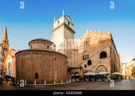 La Rotonda di San Lorenzo Eglise dans la Piazza Erbe à Mantoue, Lombardie, Italie. Banque D'Images