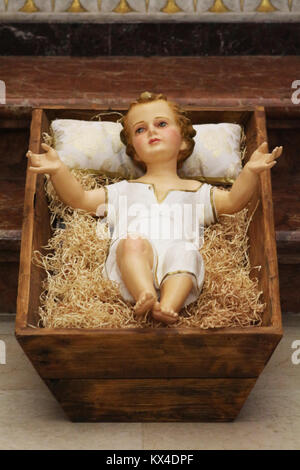 Statuette de l'enfant Jésus dans la crèche traditionnelle Banque D'Images
