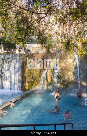 Les gens en vacances au thermes populaires à Aridaia Grèce.l'homme a fait et piscines naturelles rempli de hot steamy,de l'eau courant le long de la gorge Banque D'Images