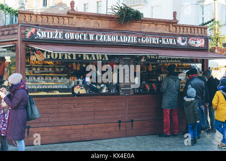 Cracovie, Pologne - 30 décembre 2017 : stand au marché de Noël sur Rynek Glowny, la place du marché dans la vieille ville de Cracovie. Banque D'Images