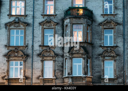 Belle façade usée de l'ancien bâtiment de style européen. Banque D'Images