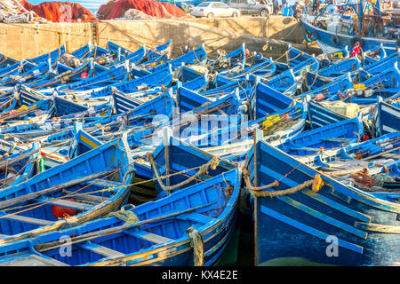 De nombreux bateaux de pêche bleu à Essaouira, Maroc port Banque D'Images