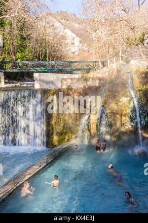 Les gens en vacances au thermes populaires à Aridaia Grèce.l'homme a fait et piscines naturelles rempli de hot steamy,de l'eau courant le long de la gorge Banque D'Images