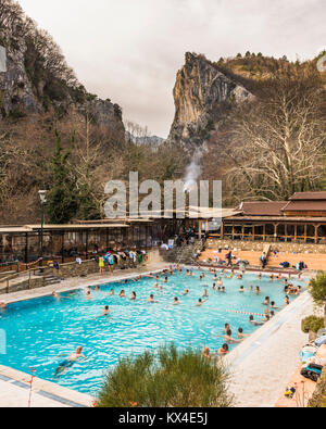 Les gens en vacances au thermes populaires à Aridaia Grèce.l'homme a fait et piscines naturelles rempli de hot steamy,de l'eau courant le long de la gorge Banque D'Images