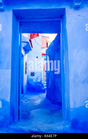 Mur bleu, bleu porte et escaliers à Chefchaouen ville célèbre de sa couleur, le Maroc Banque D'Images