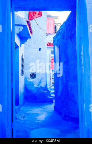 Mur bleu, bleu porte et escaliers à Chefchaouen ville célèbre de sa couleur, le Maroc Banque D'Images