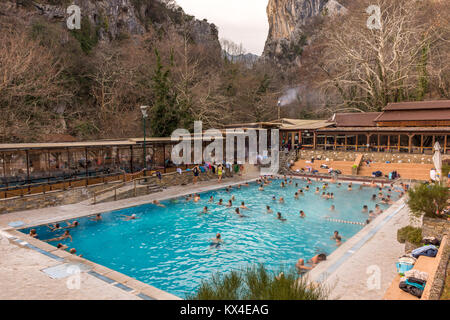 Les gens en vacances au thermes populaires à Aridaia Grèce.l'homme a fait et piscines naturelles rempli de hot steamy,de l'eau courant le long de la gorge Banque D'Images