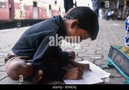 L'Inde, Mumbai, Bombay, ancien porte-parole des ONG l'éducation donne des classes pour les enfants de la rue et du chemin de fer sur la plate-forme à la gare Andheri, garçon Raju, derrière la gare de chemin de fer de l'ouest de la ville Banque D'Images