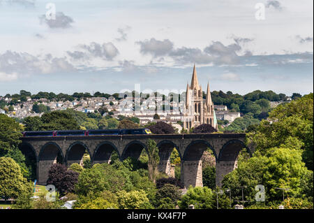 Truro, Cornwall, UK. Un premier grand train de l'Ouest traverse le viaduc de Carvedras (1902) en face de la cathédrale de Truro. L'original 1859 viaduc a été par Brunel Banque D'Images